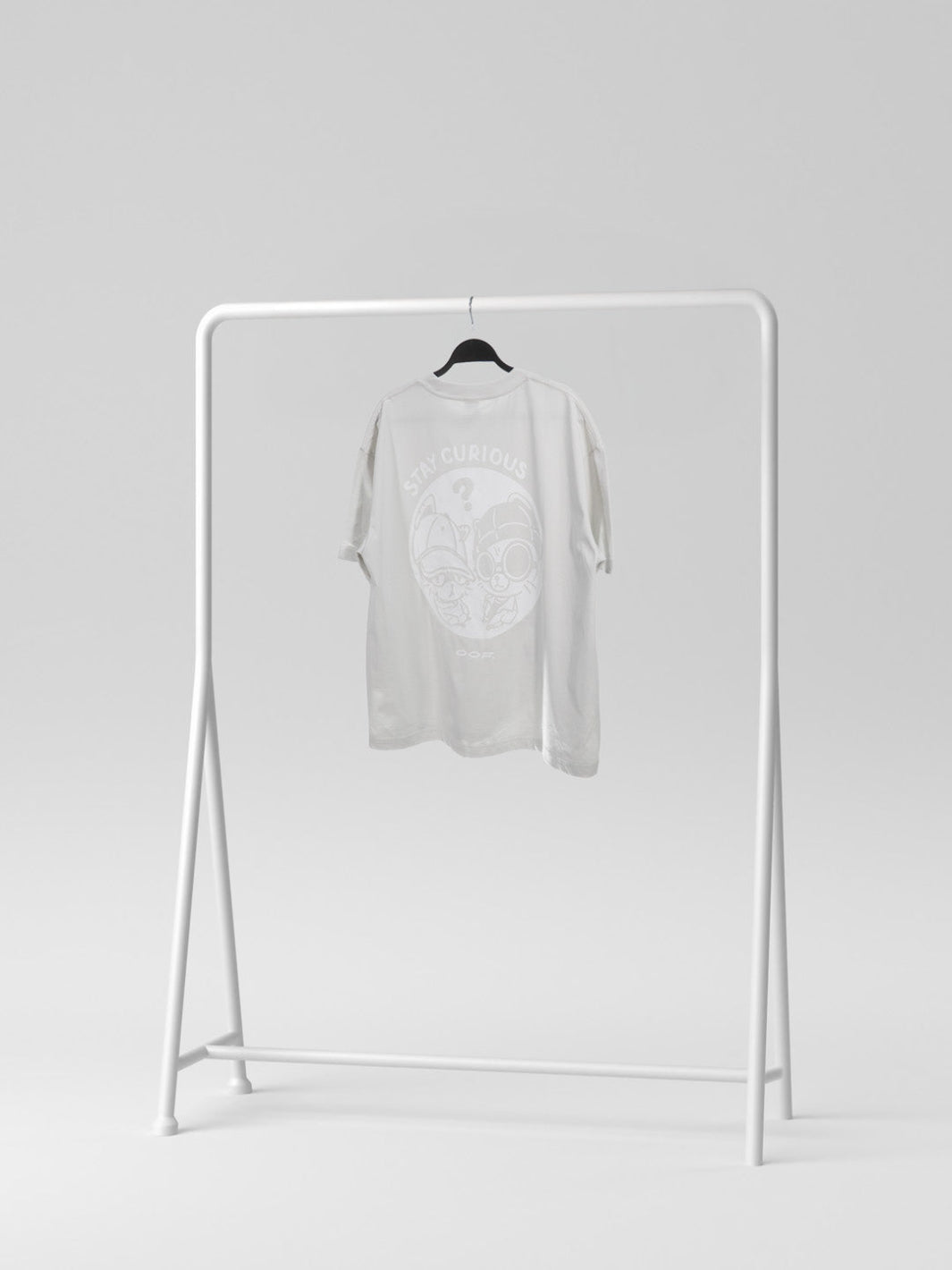 STAY CURIOUS FISHEYE BOXY TEE - PEBBLE