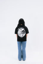 STAY CURIOUS FISHEYE BOXY TEE - OBSIDIAN