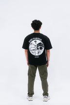 STAY CURIOUS FISHEYE BOXY TEE - OBSIDIAN