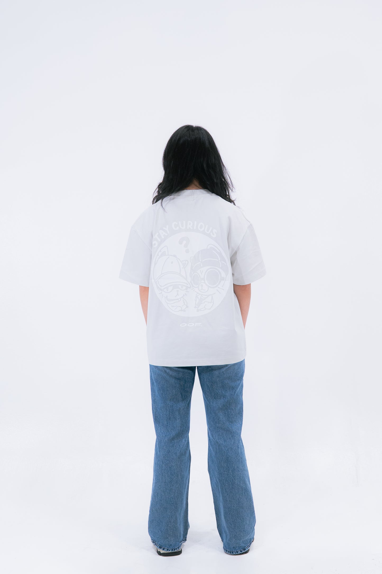 STAY CURIOUS FISHEYE BOXY TEE - PEBBLE