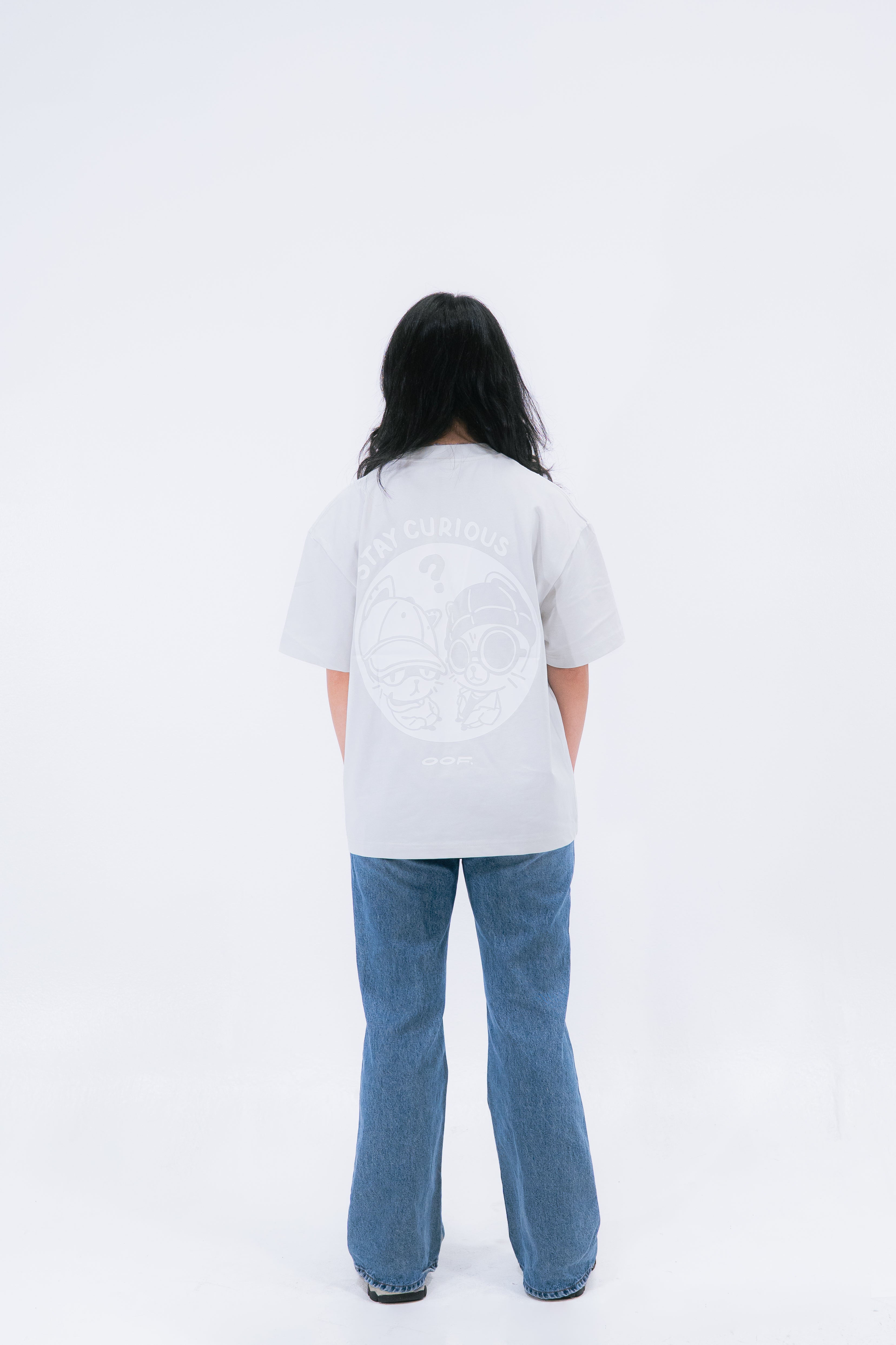 STAY CURIOUS FISHEYE BOXY TEE - PEBBLE