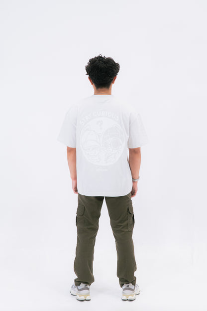 STAY CURIOUS FISHEYE BOXY TEE - PEBBLE