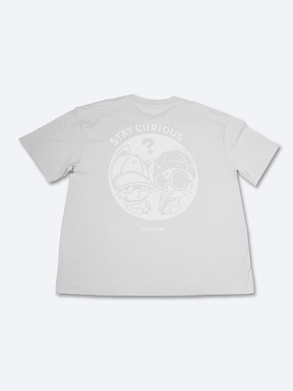 STAY CURIOUS FISHEYE BOXY TEE - PEBBLE